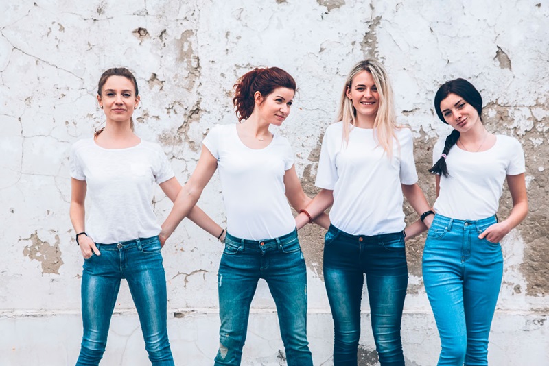 Kvinner i ulike jeansmodeller