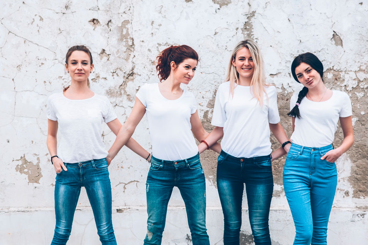 En gruppe med jenter som har jeans og hvite tskjorter.