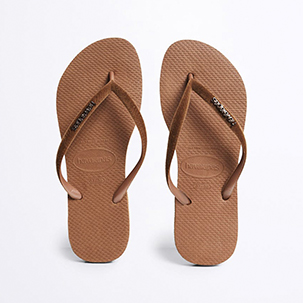 Bild på bruna flip-flop sandaler